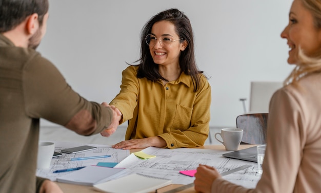 Free photo business people shaking hands