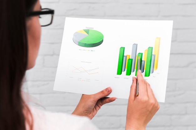 Foto gratuita uomini d'affari che mostrano grafici e statistiche