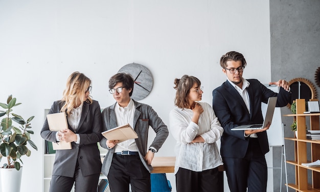 Free photo business people standing in the office discuss