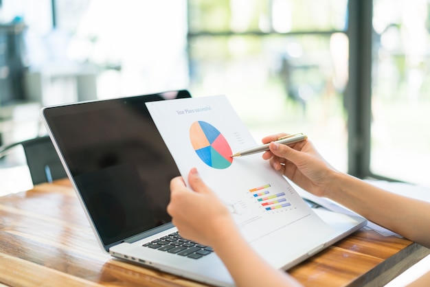 Free photo business people using laptop and financial charts at meeting office