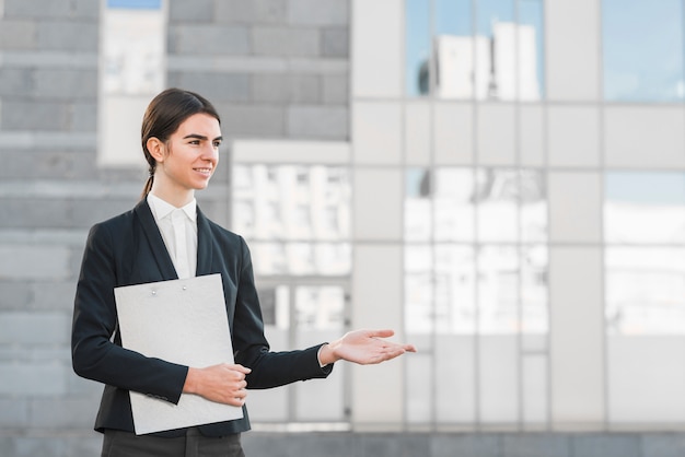 Free photo business people with clipboard