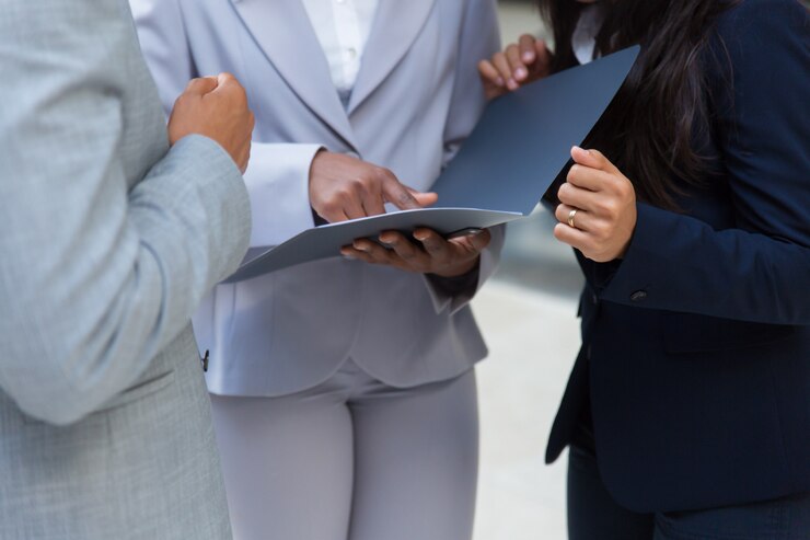 Free Photo business people with folder