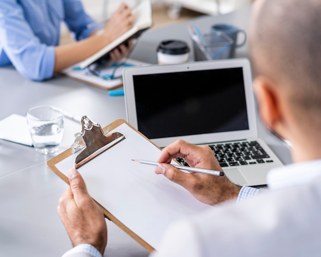 Foto gratuita uomini d'affari che lavorano insieme