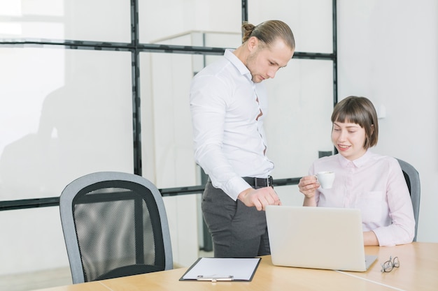 Foto gratuita gente di affari che lavora con il computer portatile in ufficio