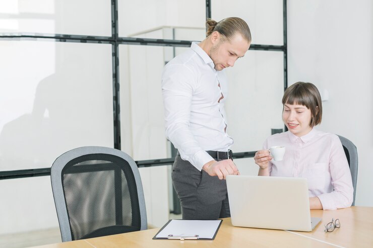 Бесплатный Фотография деловые люди, работающие с ноутбуком в офисе