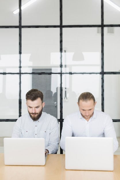 Free photo business people working with laptop in office