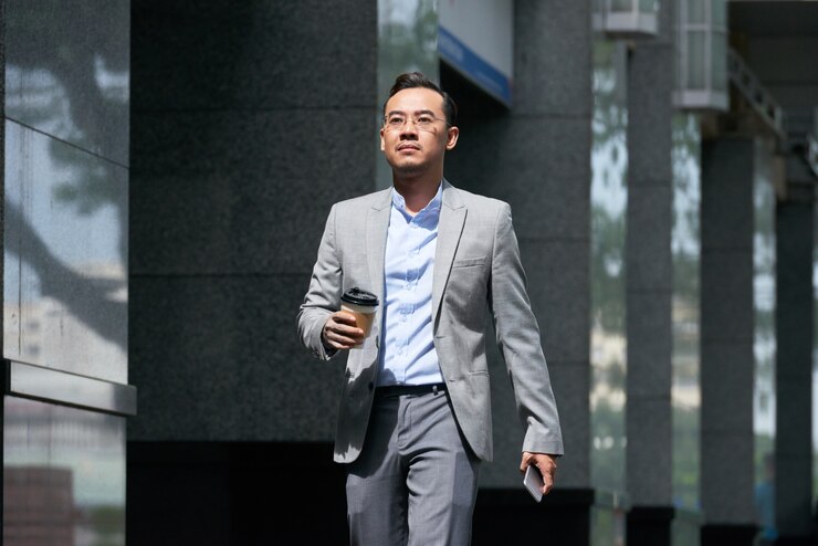 무료 Photo 이른 아침에 테이크 아웃 커피와 함께 일하기 위해 서두르는 비즈니스 전문가
