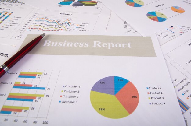 事業報告書。グラフとチャート。ビジネスレポートと文書の山。ビジネスコンセプト。