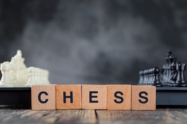 체스 판과 인물, 안개와 나무 테이블 측면보기에 나무 큐브와 비즈니스 전략 개념.