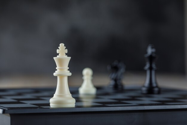 数字の側面図とチェス盤のビジネス戦略コンセプト。