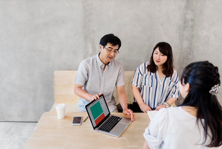 無料Photo コーヒーショップでのビジネスチームの人々の議論
