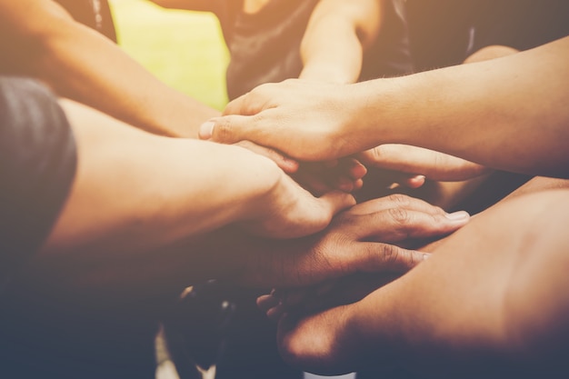 Foto gratuita il lavoro di squadra di affari si unisce alle mani. concetto di lavoro di squadra di affari