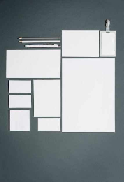 бизнес шаблон с карточками, бумагами, ручкой. Серое пространство.