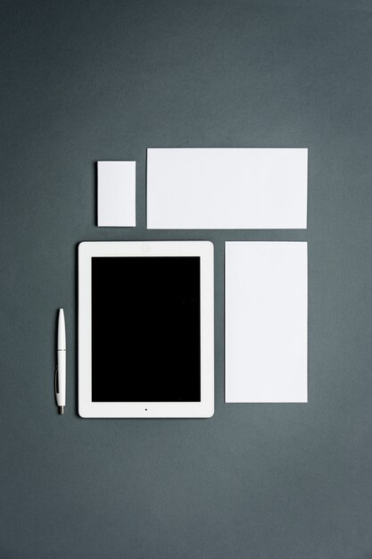 カード、ペーパー、タブレットのビジネステンプレート。灰色の空間。