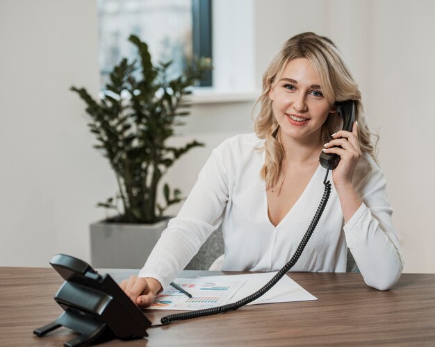 Donna di affari che risponde al telefono