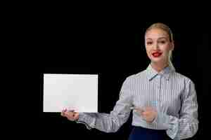 Foto gratuita business donna bionda ragazza carina tenendo foglio di carta e sorridente con rossetto rosso in abito da ufficio