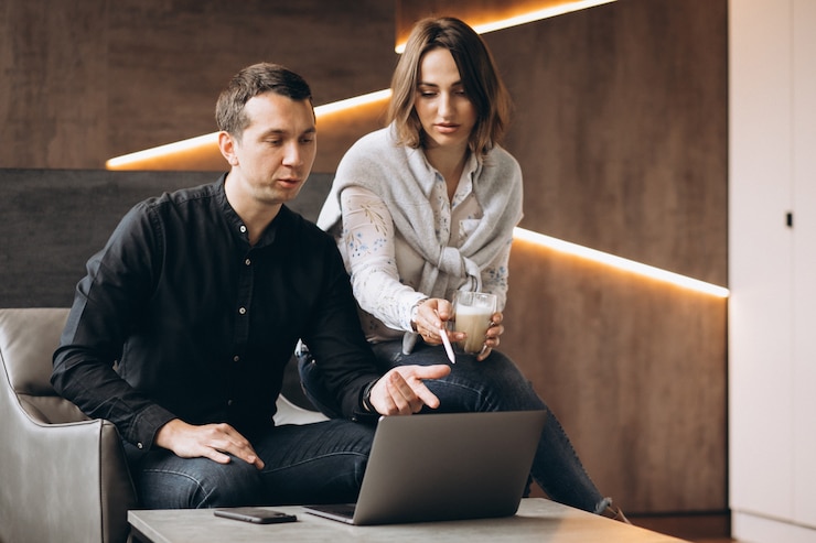 Free Photo business woman and bussiness man colleagues working on laptop