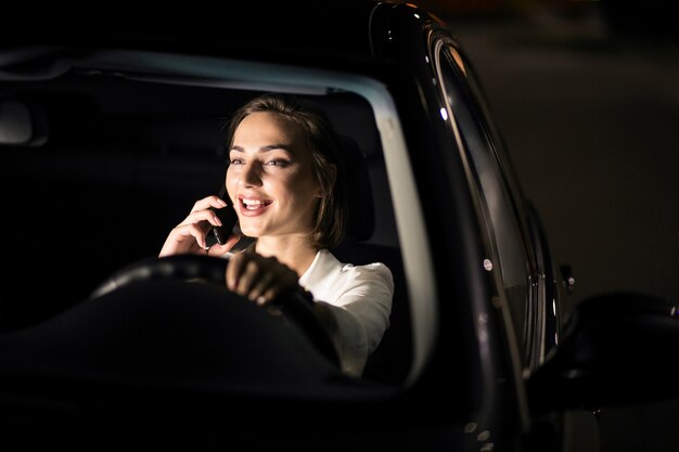 車のビジネス女性