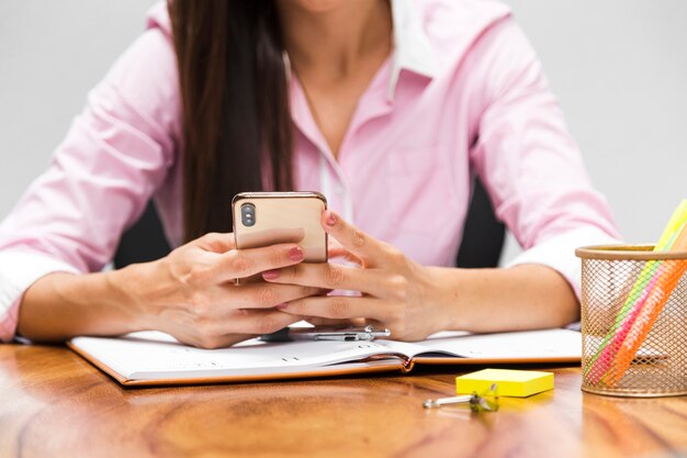 ビジネスの女性が彼女の電話をチェック