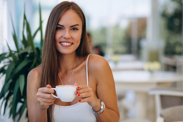 Деловая женщина, пить чай в кафе