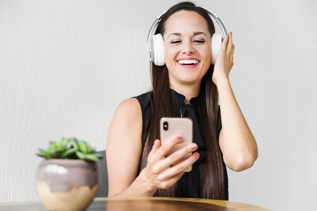 Free photo business woman enjoying some music