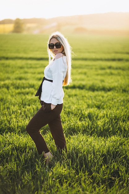 Free photo business woman in field