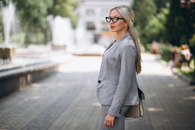 灰色のスーツのビジネス女性