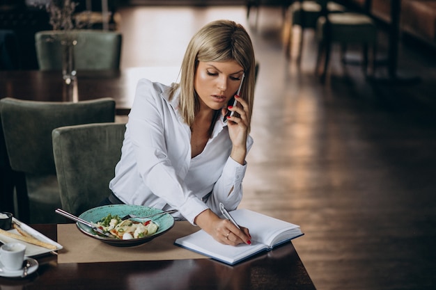 Business woman having lunch in a cafe