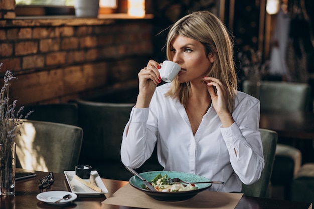 ビジネスの女性がカフェで昼食をとった