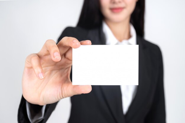 деловая женщина держит и показывает пустую визитную карточку или имя карты
