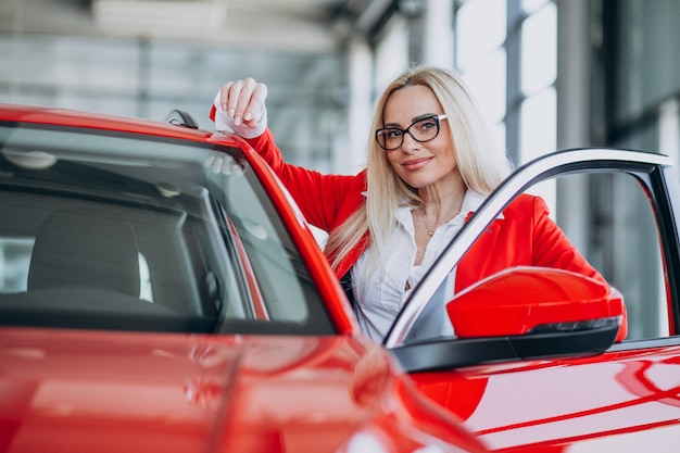 車のショールームで自動車を探している女性実業家