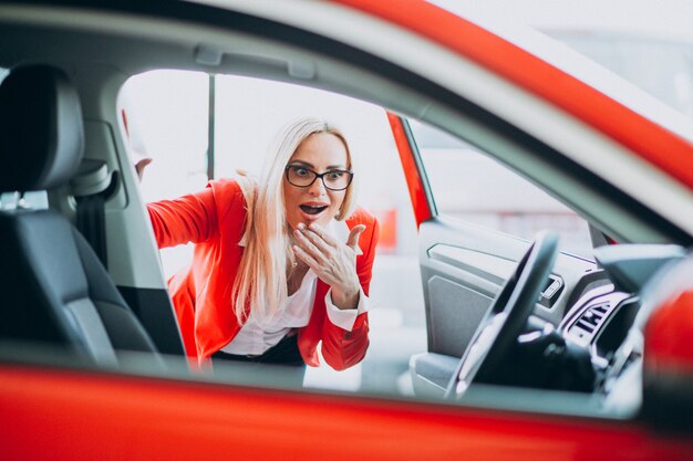 車のショールームで自動車を探している女性実業家