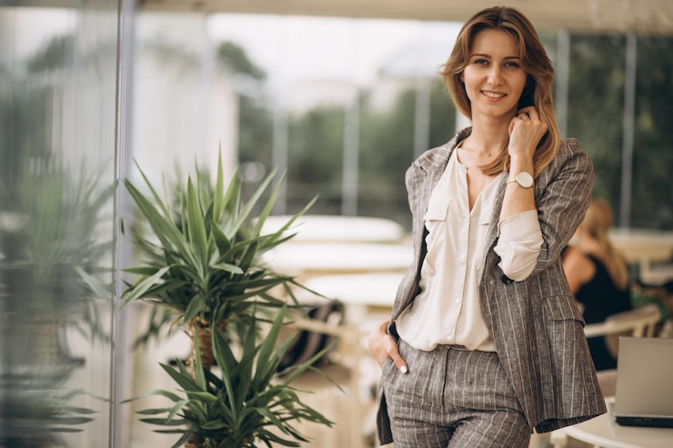Free Photo business woman in office