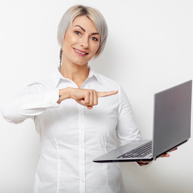 Бизнес женщина, указывая на ноутбук