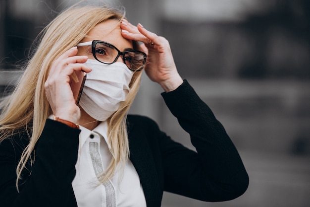 Foto gratuita ritratto della donna di affari che parla sul telefono