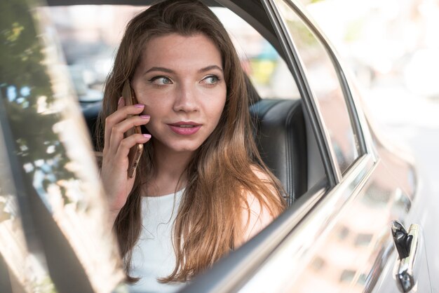 ビジネス女性が車の中でポーズ