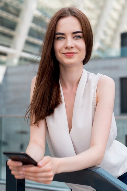 Free photo business woman posing in the street