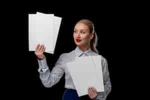 Бесплатное фото Деловая женщина симпатичная молодая девушка держит бумажные листы с красной помадой в офисном наряде