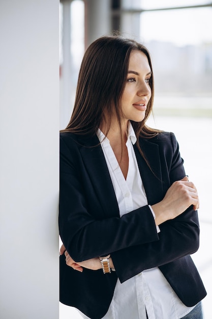 Free photo business woman standing in office in formal wear