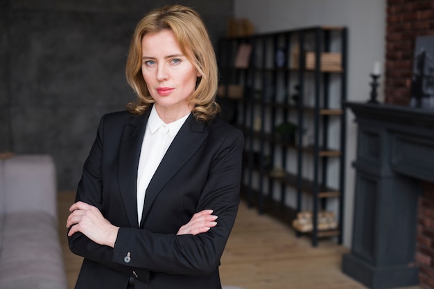 Free photo business woman standing with crossed arms