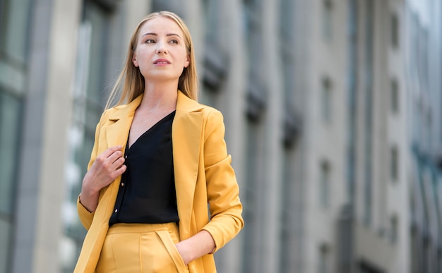 Foto gratuita donna d'affari in tuta all'aperto