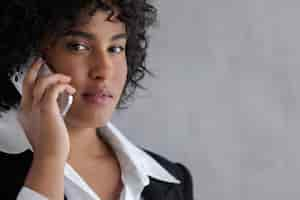 Free photo business woman talking on phone side view