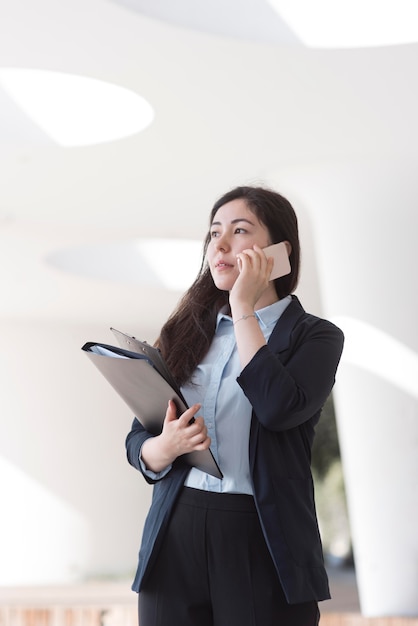 Donna di affari che comunica sul telefono