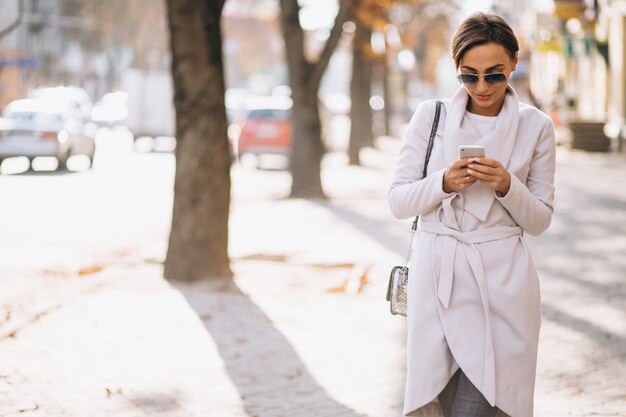 ビジネスの女性は、電話を使用して