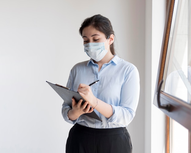 Foto gratuita donna di affari che indossa maschera medica