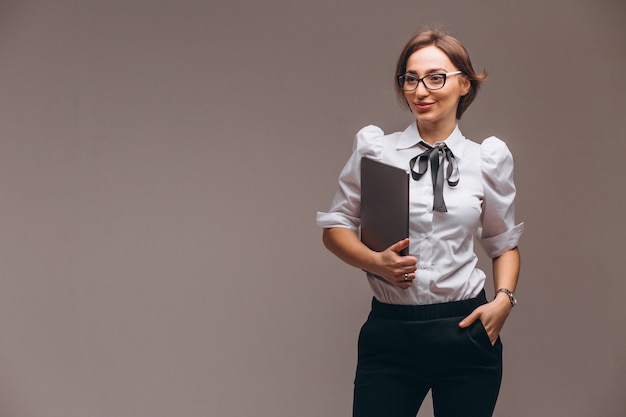 Foto gratuita donna d'affari con computer isolato