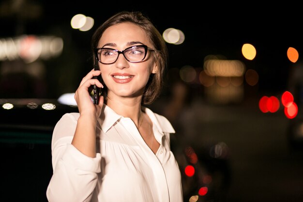 電話でビジネスの女性