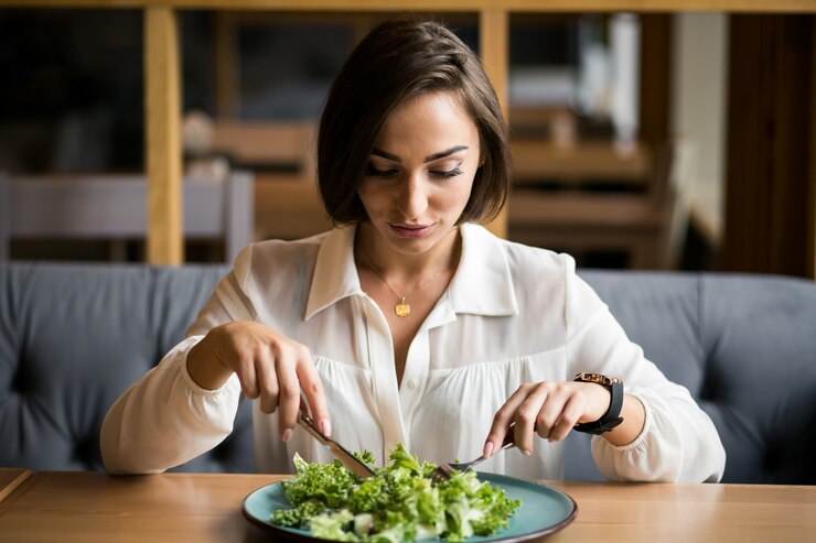 Free Photo business woman with salad