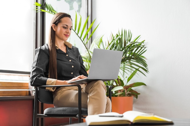 Foto gratuita donna d'affari al lavoro facendo il suo lavoro