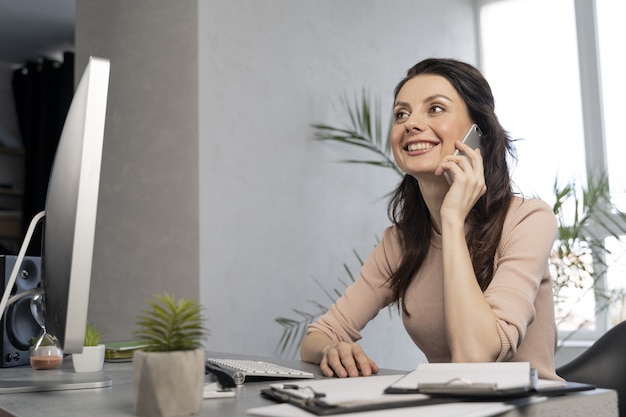 Donna d'affari al lavoro